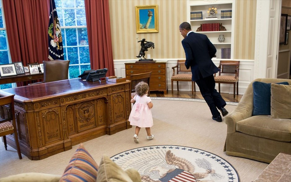 Μπαράκ Ομπάμα - Τα αγαπημένα καρέ του φωτογράφου του Ομπάμα. Ο Μπαράκ Ομπάμα παίζει με την κόρη της Νάνσυ Γκούντμαν και του Μάικ Φρόμαν, του Αναπληρωτή Σύμβουλου Εθνικής Ασφάλειας για τις Διεθνείς Οικονομικές Υποθέσεις, στο Οβάλ Γραφείο (9 Ιουλίου 2012).