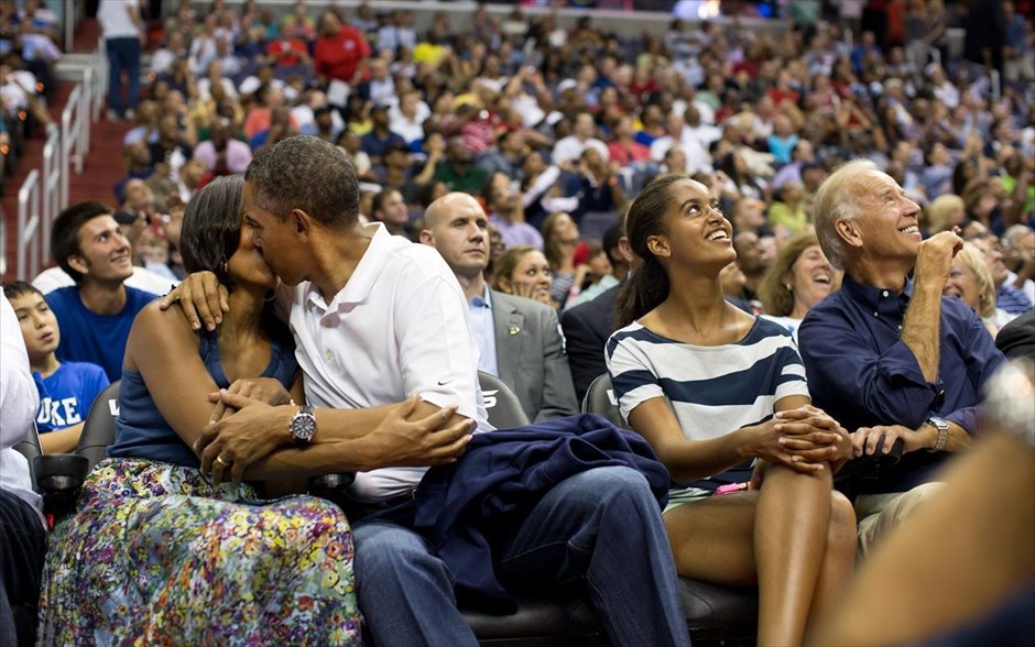 Μπαράκ Ομπάμα - Τα αγαπημένα καρέ του φωτογράφου του Ομπάμα. Ο Ομπάμα φιλά τη σύζυγό του Μισέλ για την «Kiss Cam», κατά τη διάρκεια του αγώνα της Ολυμπιακής ομάδας μπάσκετ ανδρών των ΗΠΑ εναντίον της Βραζιλίας, στην Ουάσιγκτον (16 Ιουλίου 2012).