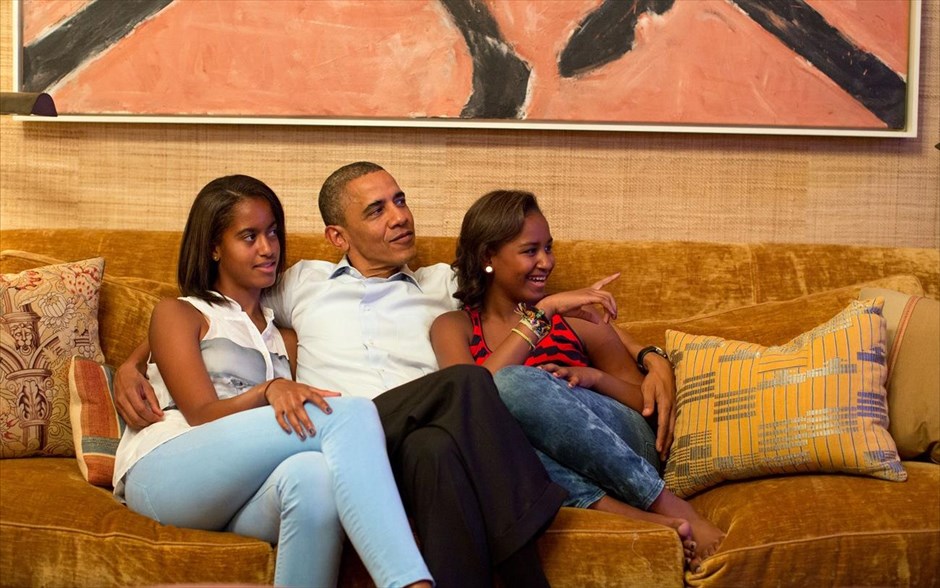 Μπαράκ Ομπάμα - Τα αγαπημένα καρέ του φωτογράφου του Ομπάμα. Ο Ομπάμα με τις κόρες του, Μάλια (αριστερά) και Σάσα, παρακολουθούν στην τηλεόραση την ομιλία της Μισέλ στο εθνικό συνέδριο των Δημοκρατικών, στο Λευκό Οίκο (4 Σεπτεμβρίου 2012).
