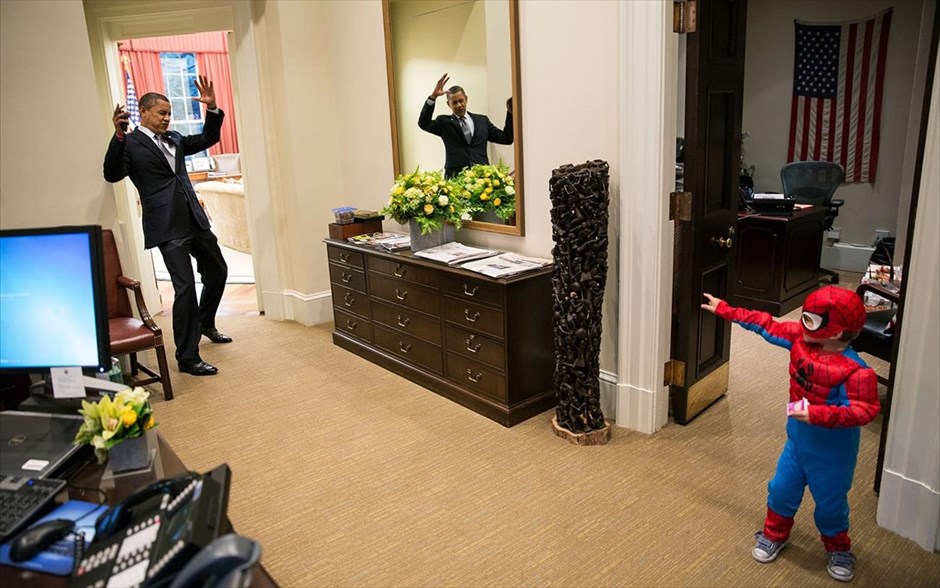 Μπαράκ Ομπάμα - Τα αγαπημένα καρέ του φωτογράφου του Ομπάμα. Ο Πρόεδρος των ΗΠΑ έχει «πιαστεί» στον ιστό του τρίχρονου Σπάιντερμαν, Νίκολας Ταμάριν, έξω από το Οβάλ Γραφείο (26 Οκτωβρίου 2012). Σύμφωνα με τον φωτογράφο του Ομπάμα Pete Souza, ο πρόεδρος των ΗΠΑ του είπε ότι η συγκεκριμένη φωτογραφία ήταν η αγαπημένη του εικόνα της χρονιάς, όταν την είδε κρεμασμένη στη Δυτική Πτέρυγα μερικές εβδομάδες μετά.
