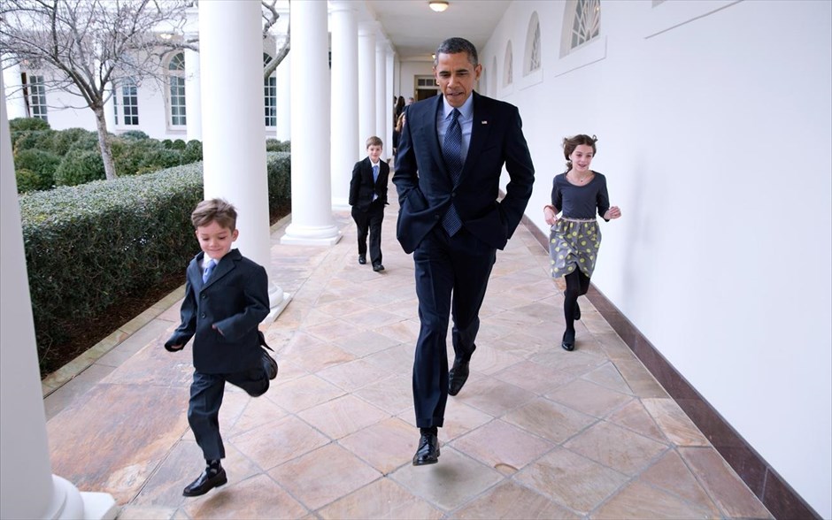 Μπαράκ Ομπάμα - Τα αγαπημένα καρέ του φωτογράφου του Ομπάμα. Ο Μπαράκ Ομπάμα τρέχει με τα παιδιά του Αναπληρωτή Συμβούλου Εθνικής Ασφάλειας Ντένις Μακντόνοου στο περιστύλιο του Λευκού Οίκου (25 Ιανουαρίου 2013). Ο πρόεδρος αργότερα ανακοίνωσε ότι ο Μακντόνοου θα γίνει προσωπάρχης του Λευκού Οίκου, αντικαθιστώντας τον Τζακ Λιου, ο οποίος αναλαμβάνει καθήκοντα υπουργού Οικονομικών.