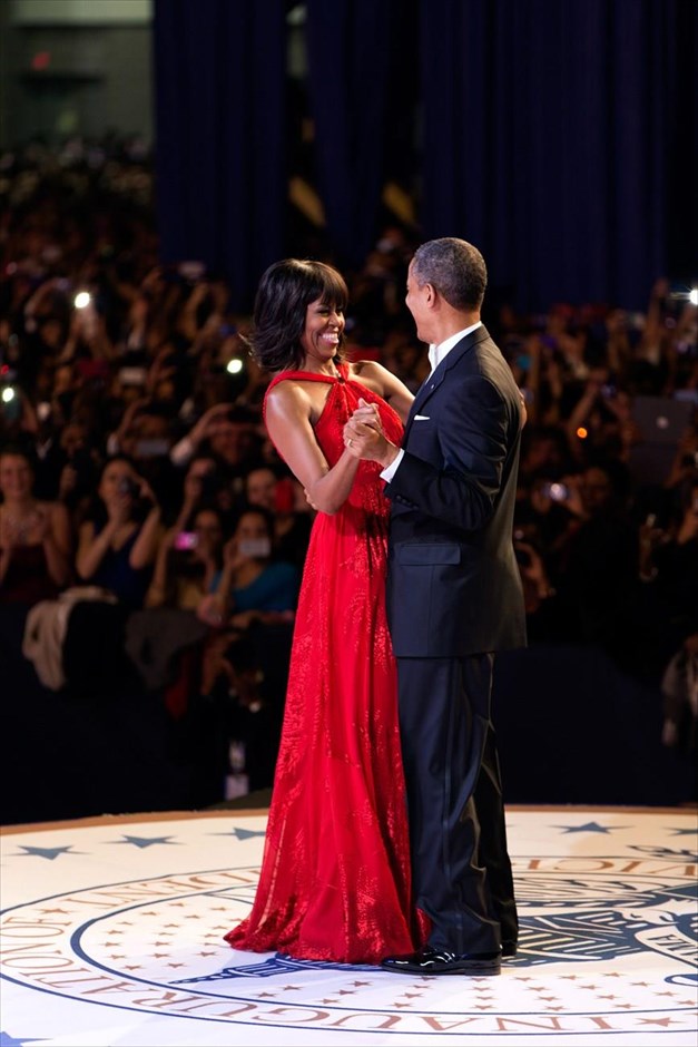 Μπαράκ Ομπάμα - Τα αγαπημένα καρέ του φωτογράφου του Ομπάμα. Ο πρόεδρος Μπαράκ Ομπάμα και η Πρώτη Κυρία Μισέλ χορεύουν, κατά τη διάρκεια του χορού της ορκωμοσίας του, στο Συνεδριακό Κέντρο Ουόλτερ Ουάσιγκτον, στην Ουάσιγκτον (21 Ιανουαρίου 2013).
