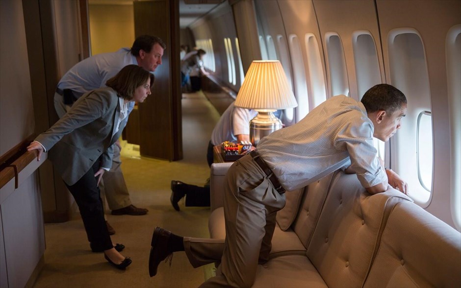 Μπαράκ Ομπάμα - Τα αγαπημένα καρέ του φωτογράφου του Ομπάμα. Ο πρόεδρος Ομπάμα κοιτά έξω από το παράθυρο του Air Force One τις ζημιές που προκλήθηκαν από τον ανεμοστρόβιλο, πριν την προσγείωσή του στην αεροπορική βάση Τίνκερ στην Οκλαχόμα (26 Μαϊου 2013).