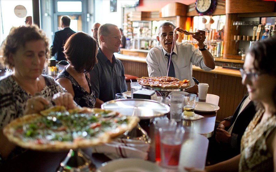 Μπαράκ Ομπάμα - Τα αγαπημένα καρέ του φωτογράφου του Ομπάμα. Έξοδος για πίτσα για τον πρόεδρο Ομπάμα στο Ντένβερ (8 Ιουλίου 2014).