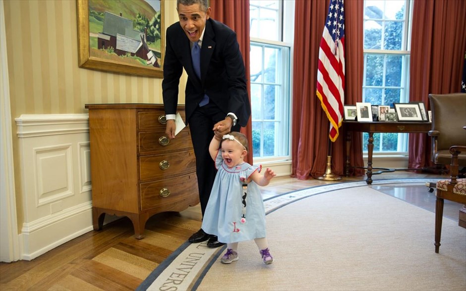 Μπαράκ Ομπάμα - Τα αγαπημένα καρέ του φωτογράφου του Ομπάμα. Ο Μπαράκ Ομπάνα βοηθά τη μικρή Ρόουζ Σμιθ να περπατήσει στο Οβάλ Γραφείο (4 Απριλίου 2014). Σύμφωνα με το φωτογράφο, αν και το κάδρο της φωτογραφίας είναι τυχαίο, αυτό που λατρεύει σε αυτή τη λήψη είναι οι εκφράσεις του προέδρου και του μικρού κοριτσιού.
