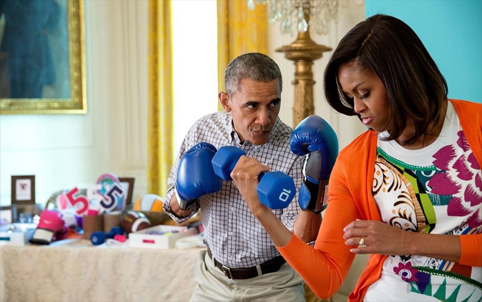 Μπαράκ Ομπάμα - Τα αγαπημένα καρέ του φωτογράφου του Ομπάμα. Ο Μπαράκ Ομπάμα και η σύζυγός του Μισέλ ποζάρουν για φωτογραφία για το Instagram, για το hashtag #GimmeFive, στο Ανατολικό Δωμάτιο στο Λευκό Οίκο (6 Απριλίου 2015).