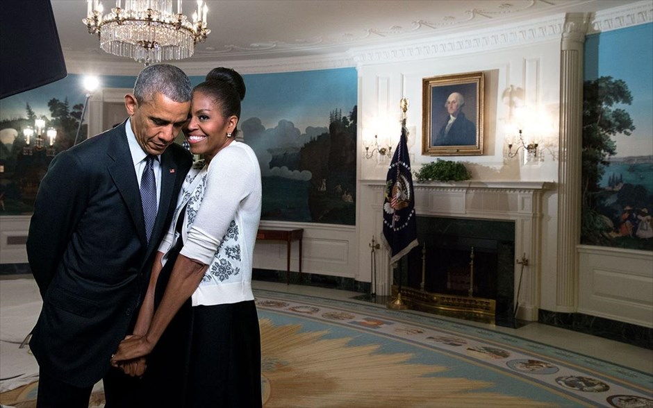 Μπαράκ Ομπάμα - Τα αγαπημένα καρέ του φωτογράφου του Ομπάμα. Η Μισέλ Ομπάμα χαμογελά στην κάμερα, κατά τη διάρκεια γυρίσματος για το World Expo 2015, στο Λευκό Οίκο (27 Μαρτίου 2015).