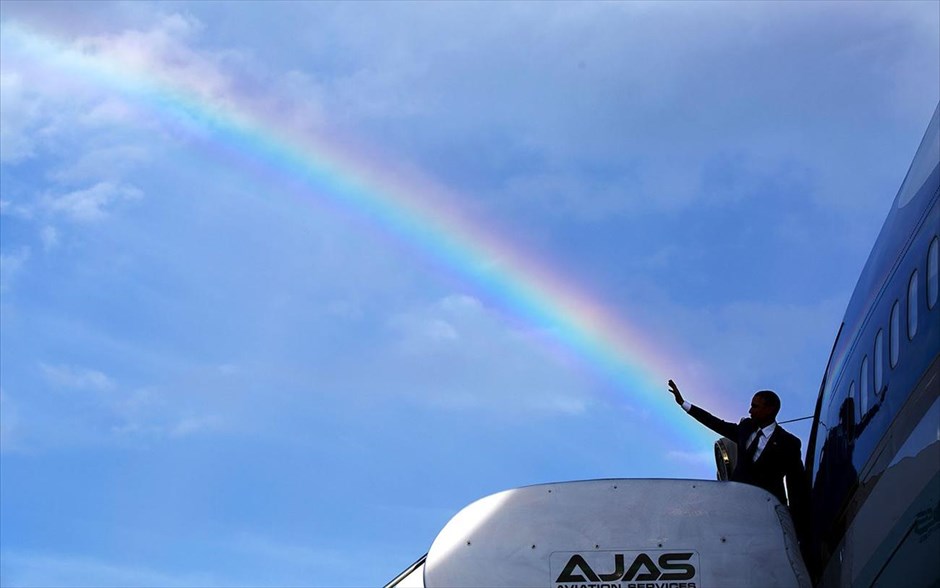 Μπαράκ Ομπάμα - Τα αγαπημένα καρέ του φωτογράφου του Ομπάμα. Ο Αμερικανός πρόεδρος χαιρετά καθώς επιβιβάζεται στο Air Force One, στο Διεθνές Αεροδρόμιο Νόρμαν Μάνλεϊ, πριν αναχωρήσει από το Κίνγκστον, στη Τζαμάικα (9 Απριλίου 2015).