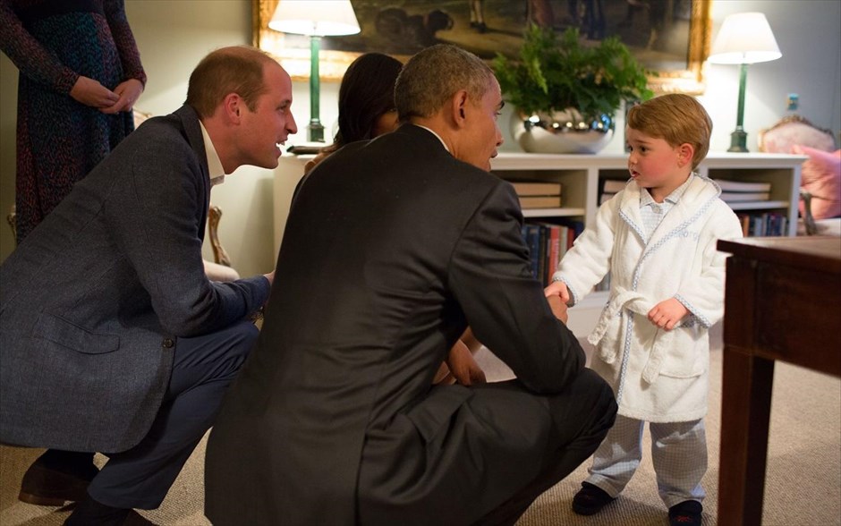 Μπαράκ Ομπάμα - Τα αγαπημένα καρέ του φωτογράφου του Ομπάμα. Ο πρόεδρος Μπαράκ Ομπάμα και η Πρώτη Κυρία Μισέλ συναντούν τον μικρό πρίγκιπα Τζορτζ, στο παλάτι του Κένσινγκτον, στο Λονδίνο (22 Απριλίου 2016).
