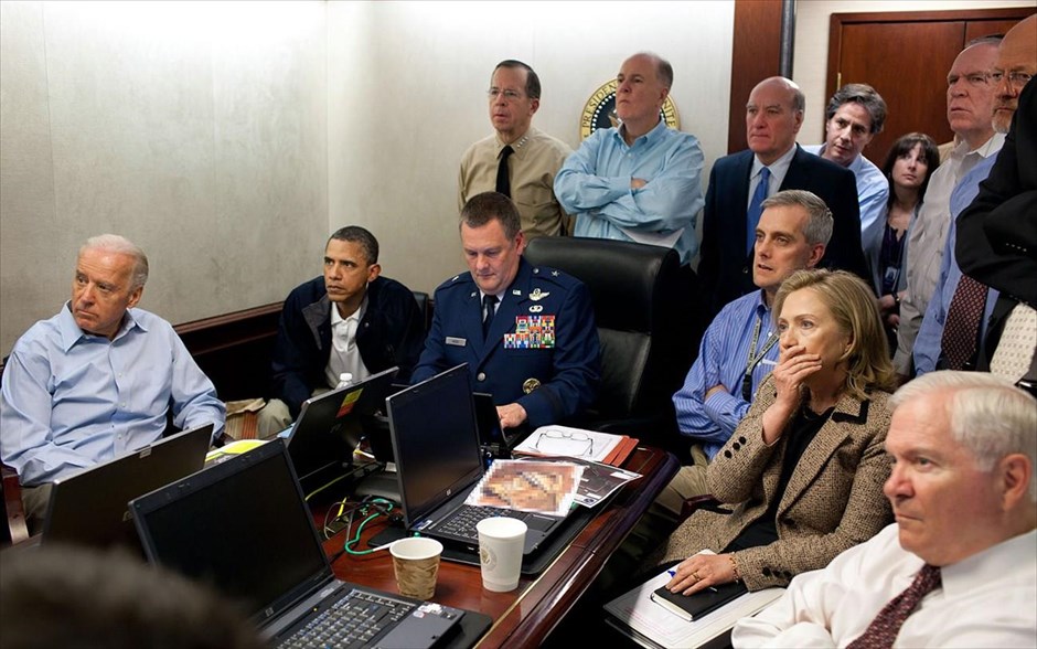 Μπαράκ Ομπάμα - Τα αγαπημένα καρέ του φωτογράφου του Ομπάμα. Ο πρόεδρος των ΗΠΑ Μπαράκ Ομπάμα και το επιτελείο του παρακολουθούν σε ζωντανή μετάδοση, την επιχείρηση εναντίον του Οσάμα Μπιν Λάντεν, στο δωμάτιο Επιχειρήσεων του Λευκού Οίκου (1 Μαϊου 2011). 