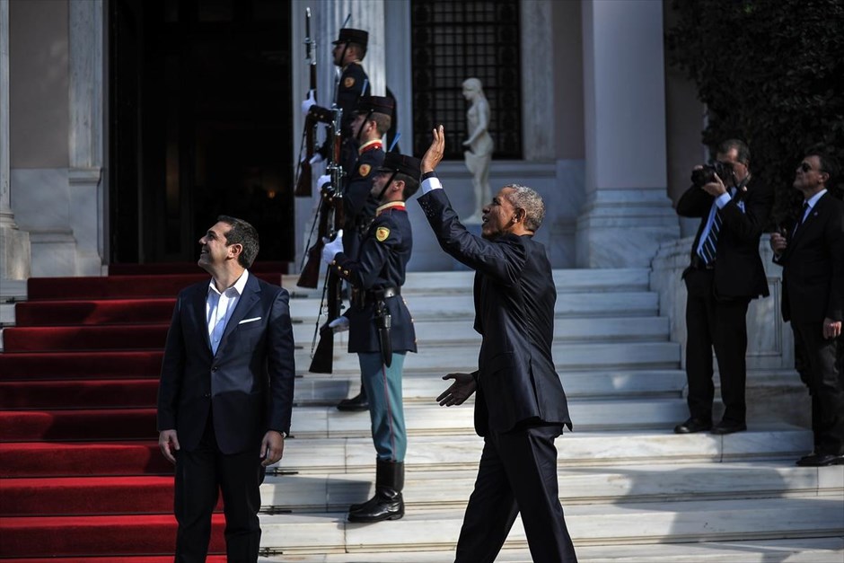 Στο Μέγαρο Μαξίμου ο Μπαράκ Ομπάμα. Τη θέση του ότι από μόνη της η περιοριστική πολιτική δεν φέρνει ευημερία επανέλαβε ο πρόεδρος των ΗΠΑ Μπαράκ Ομπάμα κατά τη συνάντησή του με τον πρωθυπουργό Αλέξη Τσίπρα, σημειώνοντας ότι εμμένει στην άποψη πως για μια βιώσιμη ανάπτυξη θα πρέπει να υπάρξει και ελάφρυνση του χρέους.