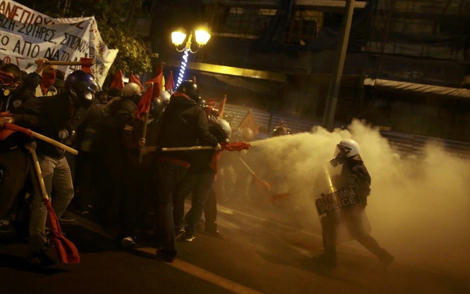 Συγκρούσεις στην Αθήνα. Διαδηλωτές συγκρούονται με δυνάμεις των ΜΑΤ, στην Αθήνα. Οι συγκεντρωμένοι διαμαρτύρονται για την επίσκεψη του Μπαράκ Ομπάμα στην Αθήνα