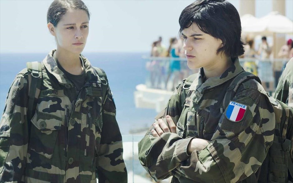 The Stopover. «The Stopover»: Δύο κοπέλες επιστρέφουν από μία στρατιωτική αποστολή στο Αφγανιστάν, κάνοντας μια ενδιάμεση στάση σε ένα πεντάστερο ξενοδοχείο της Κύπρου. Εκεί, ανάμεσα στους τουρίστες που παραθερίζουν, συμμετέχουν σε ένα πρόγραμμα αποκατάστασης, που φιλοδοξεί να ανακουφίσει τη στρατιωτική μονάδα από τις εμπειρίες του πολέμου.