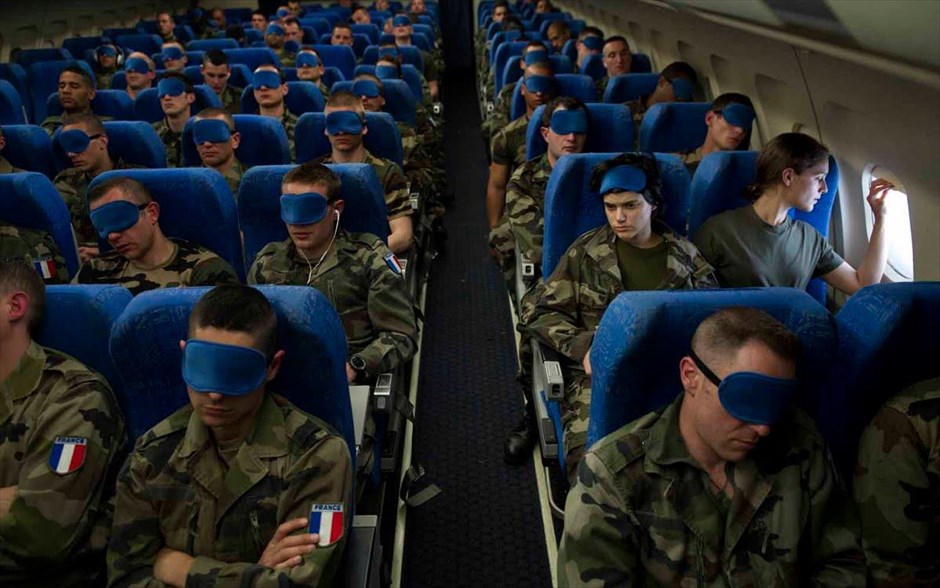The Stopover. «The Stopover»: Δύο κοπέλες επιστρέφουν από μία στρατιωτική αποστολή στο Αφγανιστάν, κάνοντας μια ενδιάμεση στάση σε ένα πεντάστερο ξενοδοχείο της Κύπρου. Εκεί, ανάμεσα στους τουρίστες που παραθερίζουν, συμμετέχουν σε ένα πρόγραμμα αποκατάστασης, που φιλοδοξεί να ανακουφίσει τη στρατιωτική μονάδα από τις εμπειρίες του πολέμου.