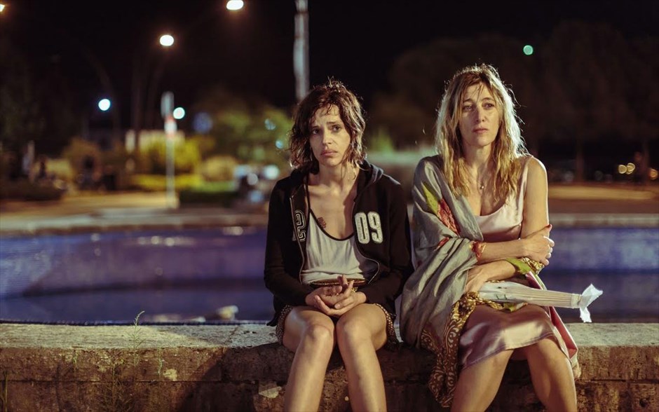 «Η τρελή χαρά». «Η τρελή χαρά»: Η ιστορία της απρόβλεπτης και συγκινητικής φιλίας, που αναπτύσσεται ανάμεσα σε δύο γυναίκες, οι οποίες, σε αναζήτηση της αγάπης, εγκαταλείπουν την ψυχιατρική κλινική, στην οποία νοσηλεύονται.