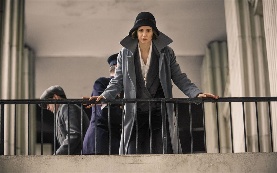 «Φανταστικά ζώα και πού βρίσκονται». Η ταινία, «Φανταστικά ζώα και πού βρίσκονται», μας μεταφέρει στη Νέα Υόρκη του 1926, όπου ο κίνδυνος παραμονεύει στον κόσμο των μάγων. Ένας μαγικοζωολόγος, που ταξιδεύει στον κόσμο για να βρει και να καταγράψει μαγικά πλάσματα, ελπίζοντας να ενημερώσει τον κόσμο των μάγων για τη σημαντικότητά τους και την ανάγκη να προστατευτούν, χωρίς να γνωρίζει για την αυξανόμενη ένταση, καταφθάνει στην πόλη με μερικά από αυτά τα πλάσματα φυλαγμένα στη μαγική βαλίτσα του.