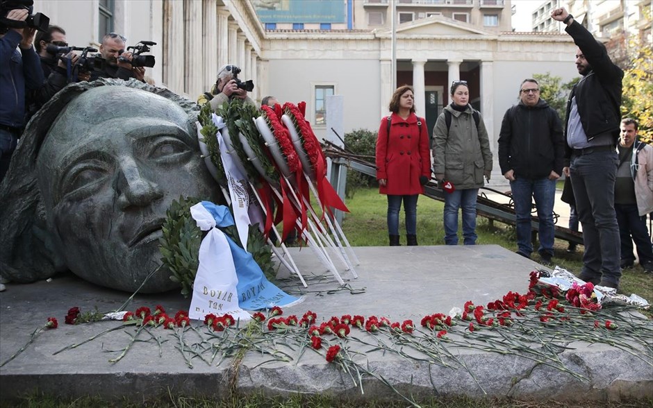 Πολυτεχνείο - εορτασμός. Πολίτες αφήνουν λουλούδια στο ιστορικό κτήριο της Πατησίων.