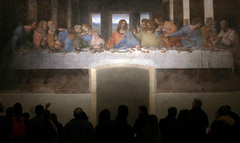 Παρατηρώντας τον «Μυστικό Δείπνο». Επισκέπτες παρατηρούν το διάσημο έργο του Λεονάρντο ντα Βίντσι «Μυστικός Δείπνος», στο μοναστήρι Σάντα Μαρία ντέλε Γκράτσιε στο Μιλάνο.
