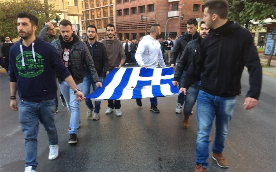 Πορεία - Πολυτεχνείο - Σημαία. H σημαία του Πολυτεχνείου στην κεφαλή της πορείας προς την αμερικανική πρεσβεία.