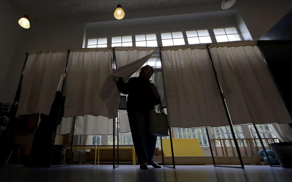 Γαλλία: Στις κάλπες για τον πρώτο γύρο των προκριματικών εκλογών της Κεντροδεξιάς . Το ένα εκατομμύριο είχε ξεπεράσει μέχρι τις 12 το μεσημέρι (τοπική ώρα) η συμμετοχή στον πρώτο γύρο των προκριματικών εκλογών της γαλλικής Κεντροδεξιάς για την επιλογή του υποψηφίου του κόμματος στις προεδρικές εκλογές του 2017, όπως ανακοίνωσε ο πρόεδρος της Οργανωτικής Επιτροπής του κόμματος «Οι Ρεπουμπλικανοί». Οποιοσδήποτε Γάλλος πολίτης που μπορεί να ψηφίσει έχει δικαίωμα να συμμετάσχει στις προκριματικές αυτές εκλογές καταβάλλοντας δύο ευρώ, με την προϋπόθεση ότι θα υπογράψει μια διακήρυξη που θα τον δεσμεύει να συμμερίζεται «τις δημοκρατικές αρχές της δεξιάς και του κέντρου».