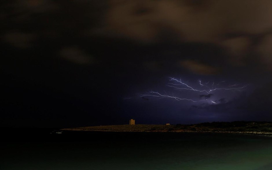 Κεραυνοί στη Μάλτα. Κεραυνοί στον ουρανό πάνω από τον πύργο του Αγίου Μάρκου, ένα παράκτιο οχυρό του 17ου αιώνα, κοντά στο χωριό Bahar-ic-Caghaq, στη βόρεια ακτή της Μάλτας.