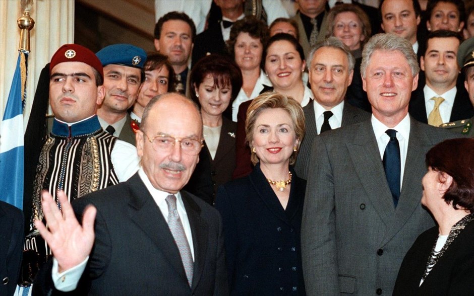 Στεφανόπουλος - Επίσκεψη Κλίντον . Ο Κωστής Στεφανόπουλος υποδέχεται τον Αμερικανό πρόεδρο Μπιλ Κλίντον και τη σύζυγό του Χίλαρι, στην Αθήνα (20 Νοεμβρίου 1999).