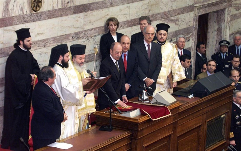 Κωστής Στεφανόπουλος . Ο Κωστής Στεφανόπουλος κατά την ορκωμοσία του στη Βουλή  (11 Μαρτίου 2000)