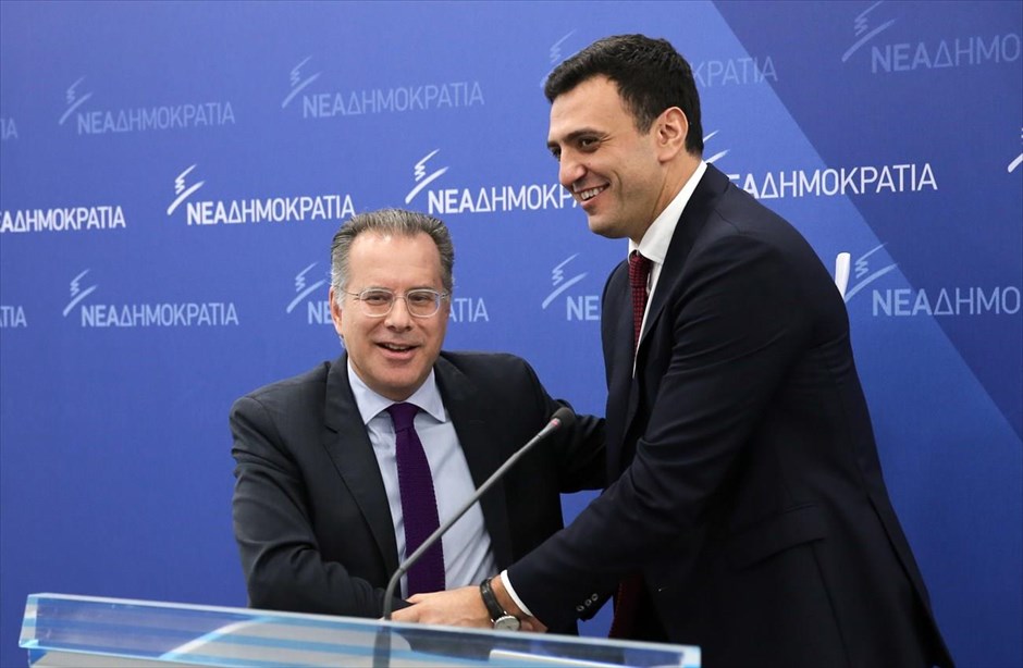 Ν.Δ.: Τα νέα του καθήκοντα ανέλαβε ο Βασίλης Κικίλιας. Τα νέα του καθήκοντα, ως εκπρόσωπου&nbsp;Τύπου της Ν.Δ., ανέλαβε επισήμως σήμερα ο Βασίλης Κικίλιας (δεξιά), κατά την τελετή παράδοσης – παραλαβής που πραγματοποιήθηκε παρουσία του προκατόχου του Γιώργου Κουμουτσάκου (αριστερά). Ο κ. Κικίλιας ευχαρίστησε τον πρόεδρο της Ν.Δ. Κυριάκο Μητσοτάκη, που τον επέλεξε για τη θέση του εκπροσώπου και ευχήθηκε στον κ. Κουμουτσάκο καλή επιτυχία στα νέα του καθήκοντα, αυτά του τομεάρχη Εξωτερικών.