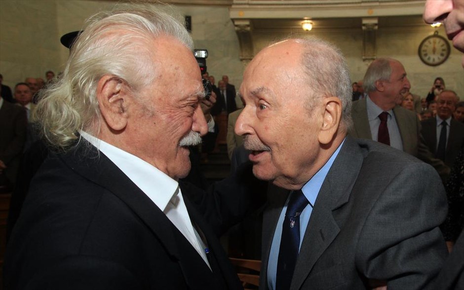 Κωστής Στεφανόπουλος 1926 - 2016. Ο Κωστής Στεφανόπουλος συζητά με τον Μανώλη Γλέζο στην παρουσίαση βιβλίου της δημοσιογράφου Νίτσας Λουλέ με τίτλο «Κωστής Στεφανόπουλος - Ο μοναχικός πρόεδρος»&nbsp;στην Παλιά βουλή (23 Οκτώβρη 2012).