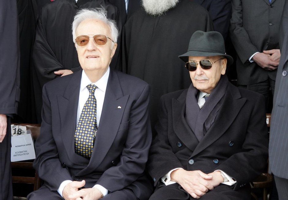 Κωστής Στεφανόπουλος 1926 - 2016. Οι πρώην πρόεδροι της Δημοκρατίας Χρήστος Σαρτζετάκης και Κωστής Στεφανόπουλος παρακολουθούν την στρατιωτική παρέλαση (25 Μαρτίου 2009).