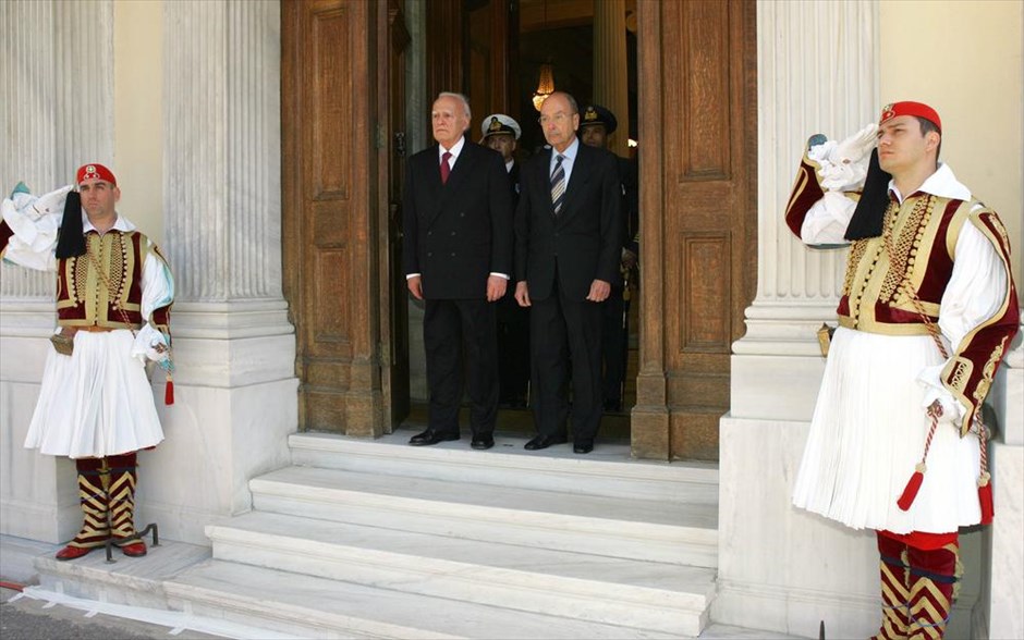 Κωστής Στεφανόπουλος 1926 - 2016. Ο τότε απερχόμενος Πρόεδρος της Δημοκρατίας Κωστής Στεφανόπουλος υποδέχεται τον νέο πρόεδρο Κάρολο Παπούλια στο Προεδρικό Μέγαρο (12 Μαρτίου 2005).