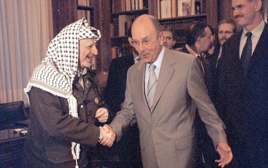 Κωστής Στεφανόπουλος 1926 - 2016. Με τον πρόεδρο της παλαιστινιακής αρχής Γιασέρ Αραφάτ στο Προεδρικό Μέγαρο (11 Οκτωβρίου 2001).