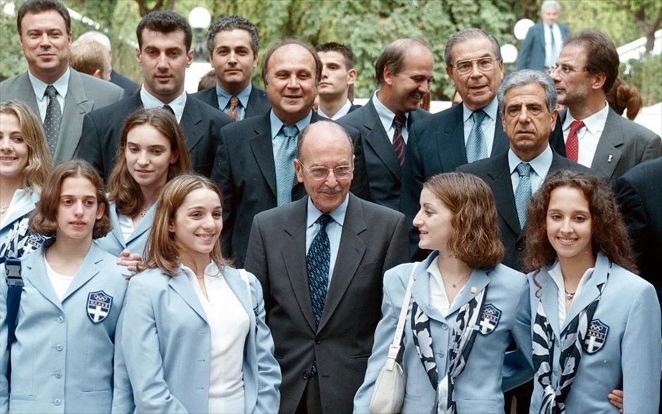 Κωστής Στεφανόπουλος 1926 - 2016. Με την αποστολή των Ολυμπιακών Αγώνων του Σίδνεϊ (6 Οκτωβρίου 2000)