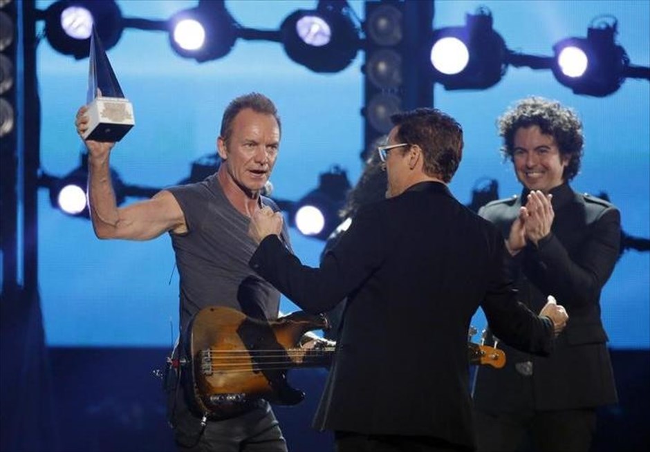 American Music Awards . Ο ηθοποιός Ρόμπερτ Ντάουνι Τζούνιορ απονέμει στον Sting το Αμερικανικό Μουσικό Βραβείο Μετά επαίνου