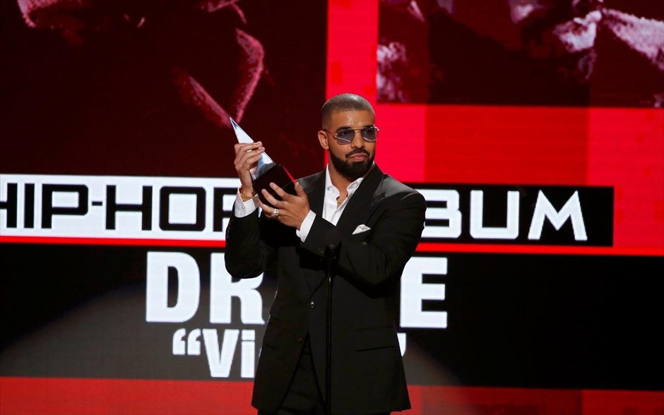 American Music Awards . Ο Drake παραλαμβάνει το βραβείο για το καλύτερο rap/hip-hop άλμπουμ
