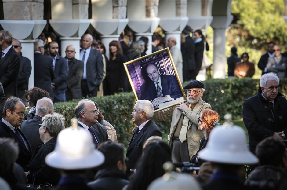 Με τιμές αρχηγού κράτους η κηδεία του Κωστή Στεφανόπουλου. Στιγμιότυπο από τον ιερό ναό του Αγίου Δημητρίου στο Παλαιό Ψυχικό, όπου τελείται αυτή την ώρα η εξόδιος ακολουθία του πρώην προέδρου της Δημοκρατίας, Κωστή Στεφανόπουλου.
