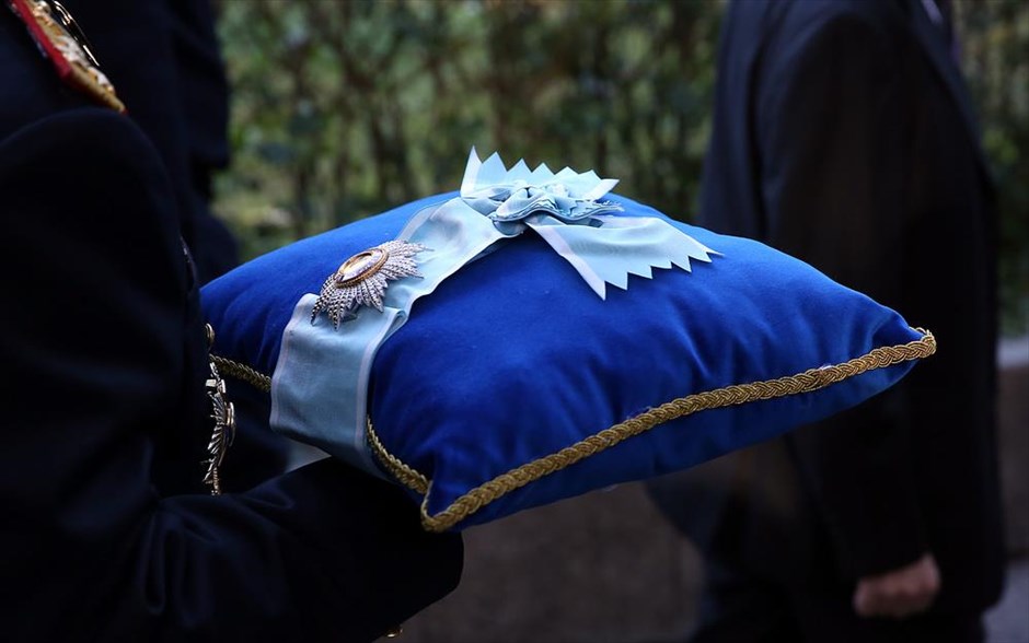 Κωστής Στεφανόπουλος - κηδεία. Αξιωματικός μεταφέρει τα παράσημα του πρώην Προέδρου της Δημοκρατίας Κωστή Στεφανόπουλου.