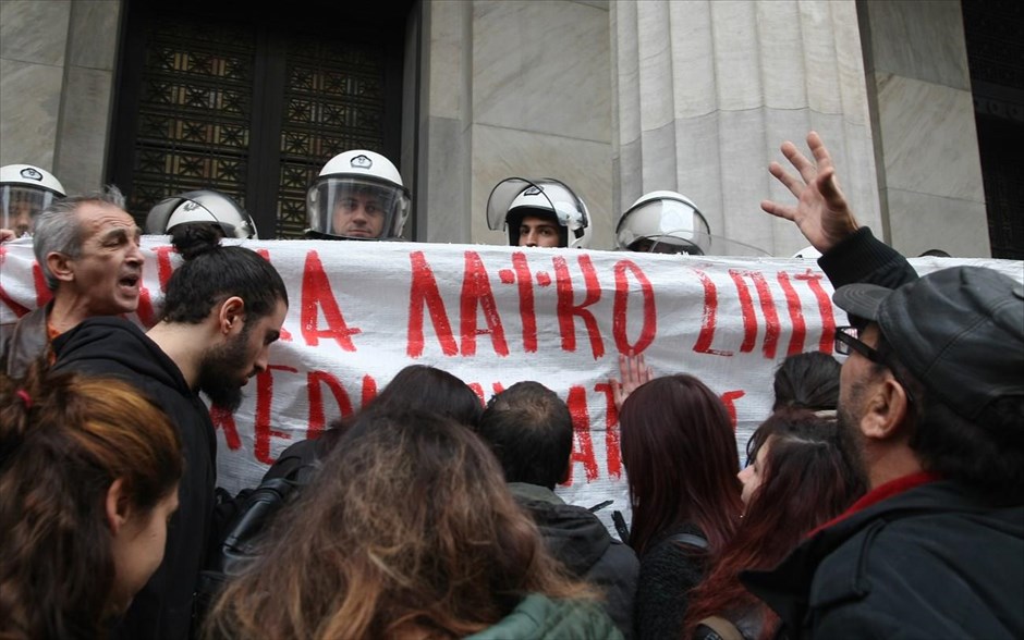 Θεσσαλονίκη: Νέα συγκέντρωση κατά των πλειστηριασμών. Στιγμιότυπο από την νέα συγκέντρωση στο Δικαστικό Μέγαρο Θεσσαλονίκης που πραγματοποίησαν μέλη του Συντονισμού Συλλογικοτήτων ενάντια στους πλειστηριασμούς. Η διαμαστυρία οδήγησε στη διακοπή των προγραμματισμένων πλειστηριασμών.
