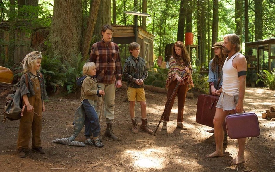 «Captain fantastic». «Captain fantastic»: Με τους - υποψήφιους για Όσκαρ - Βίγκο Μόρτενσεν και Φρανκ Λανγκέλα και τους Τζορτζ Μακέι, Στιβ Ζαν, Μίσι Πάιλ, Αν Ντάουντ, Νίκολας Χάμιλτον και Έριν Μοριάρτι, η ταινία μάς ταξιδεύει στο δάσος του βορειοδυτικού Ειρηνικού, όπου ένας πατέρας μεγαλώνει τα έξι παιδιά του με ένα αυστηρό σωματικό και πνευματικό πρόγραμμα εκπαίδευσης, θέλοντας να τους δώσει την ευκαιρία να έχουν την πιο αγνή και ουσιαστική παιδική ηλικία, μακριά από τη σύγχρονη κοινωνία. Όταν αναγκάζεται να οδηγήσει την οικογένεια μακριά από τον παράδεισό της, όλες του οι απόψεις για το τι πρέπει να είναι ένας γονιός αλλάξουν.