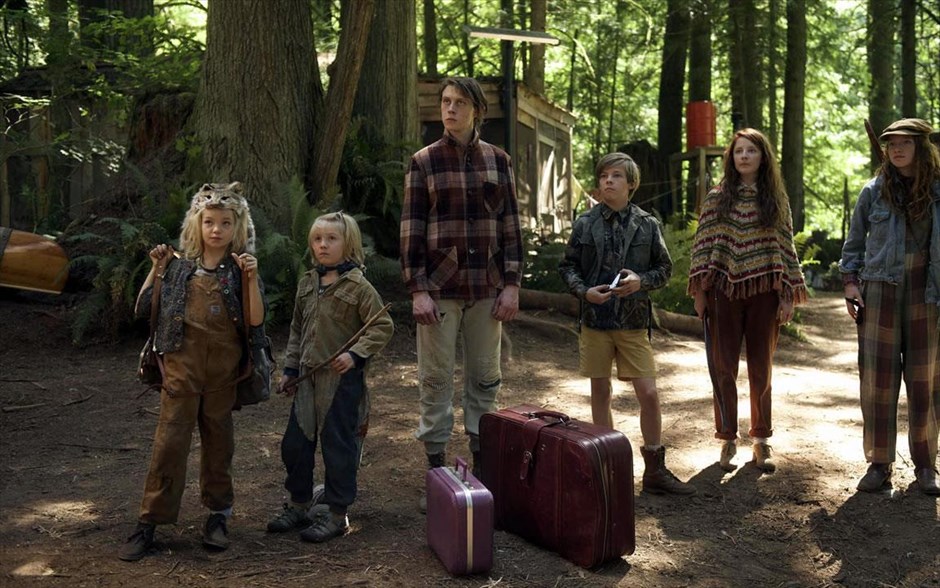 «Captain fantastic». «Captain fantastic»: Με τους - υποψήφιους για Όσκαρ - Βίγκο Μόρτενσεν και Φρανκ Λανγκέλα και τους Τζορτζ Μακέι, Στιβ Ζαν, Μίσι Πάιλ, Αν Ντάουντ, Νίκολας Χάμιλτον και Έριν Μοριάρτι, η ταινία μάς ταξιδεύει στο δάσος του βορειοδυτικού Ειρηνικού, όπου ένας πατέρας μεγαλώνει τα έξι παιδιά του με ένα αυστηρό σωματικό και πνευματικό πρόγραμμα εκπαίδευσης, θέλοντας να τους δώσει την ευκαιρία να έχουν την πιο αγνή και ουσιαστική παιδική ηλικία, μακριά από τη σύγχρονη κοινωνία. Όταν αναγκάζεται να οδηγήσει την οικογένεια μακριά από τον παράδεισό της, όλες του οι απόψεις για το τι πρέπει να είναι ένας γονιός αλλάξουν.