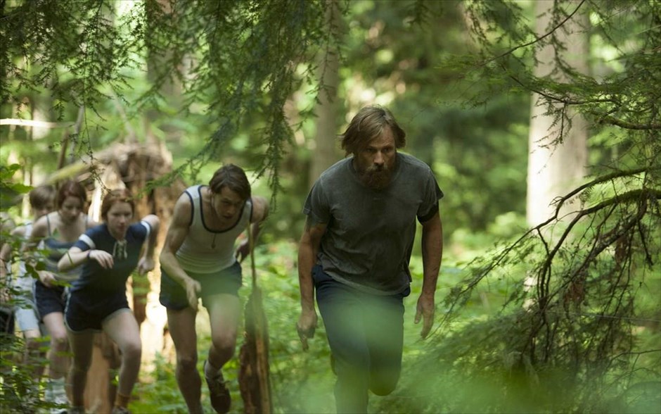 «Captain fantastic». «Captain fantastic»: Με τους - υποψήφιους για Όσκαρ - Βίγκο Μόρτενσεν και Φρανκ Λανγκέλα και τους Τζορτζ Μακέι, Στιβ Ζαν, Μίσι Πάιλ, Αν Ντάουντ, Νίκολας Χάμιλτον και Έριν Μοριάρτι, η ταινία μάς ταξιδεύει στο δάσος του βορειοδυτικού Ειρηνικού, όπου ένας πατέρας μεγαλώνει τα έξι παιδιά του με ένα αυστηρό σωματικό και πνευματικό πρόγραμμα εκπαίδευσης, θέλοντας να τους δώσει την ευκαιρία να έχουν την πιο αγνή και ουσιαστική παιδική ηλικία, μακριά από τη σύγχρονη κοινωνία. Όταν αναγκάζεται να οδηγήσει την οικογένεια μακριά από τον παράδεισό της, όλες του οι απόψεις για το τι πρέπει να είναι ένας γονιός αλλάξουν.