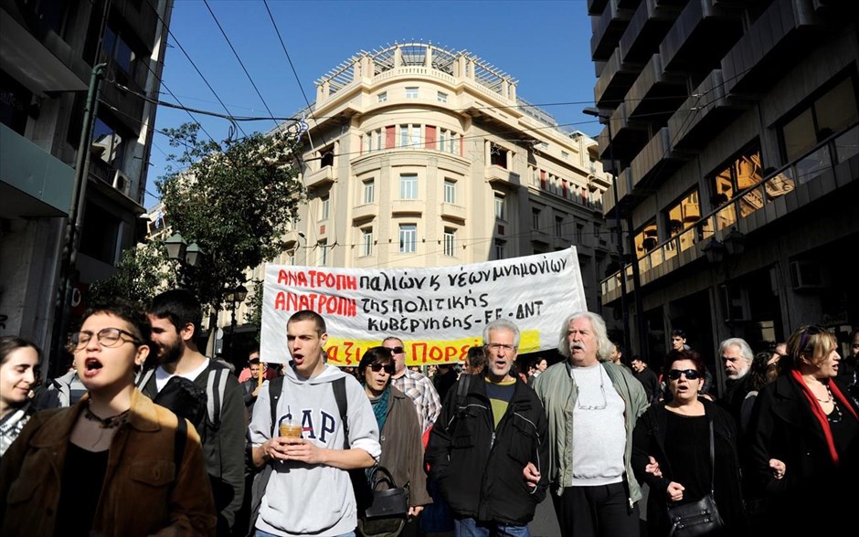 Πορεία ΑΔΕΔΥ και ΠΑΜΕ στην Αθήνα. Πορεία προς τη Βουλή πραγματοποίησαν ΑΔΕΔΥ και ΠΑΜΕ&nbsp;στο πλαίσιο της 24ωρης απεργίας στον δημόσιο τομέα. Η ΑΔΕΔΥ υποστηρίζει ότι δρομολογείται η κατάργηση της ενιαίας σχέσης εργασίας και της σταθερής απασχόλησης μέσω της αξιολόγησης των δομών και υπηρεσιών. Το ΠΑΜΕ υποστηρίζει ότι αντί να καλυφθούν τα δεκάδες χιλιάδες οργανικά κενά με προσλήψεις μόνιμου προσωπικού, η κυβέρνηση προσπαθεί να αντιμετωπίσει το πρόβλημα της υποστελέχωσης των υπηρεσιών ανακυκλώνοντας το ήδη ολιγάριθμο υπαλληλικό προσωπικό.