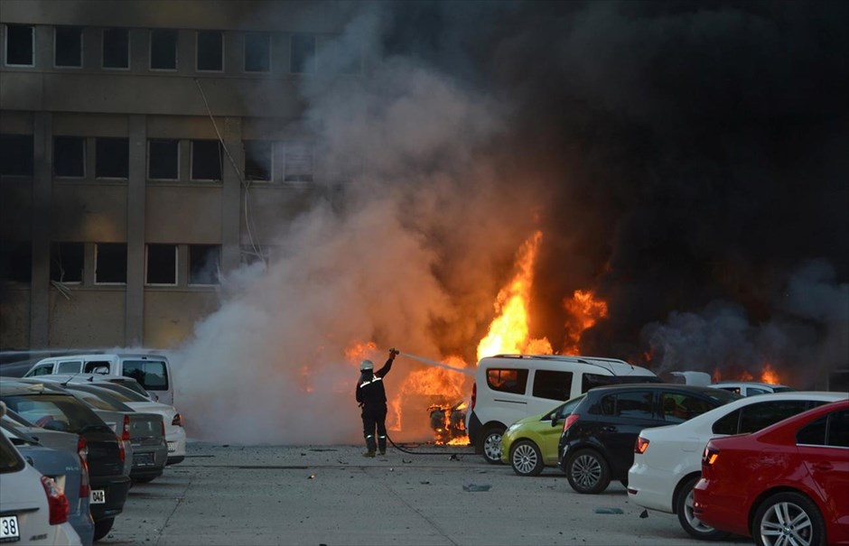 Τουρκία: Δύο νεκροί και 21 τραυματίες από την έκρηξη στα Άδανα. Δύο άτομα έχασαν τη ζωή τους και ακόμη 21 τραυματίστηκαν από την έκρηξη που σημειώθηκε το πρωί στα Άδανα. Όπως μεταδίδει το πρακτορείο Reuters, η έκρηξη συντάραξε το κτήριο, όπου βρίσκεται το γραφείο του κυβερνήτη. Με δηλώσεις του στο CNN Turk, ο τοπικός κυβερνήτης ανέφερε ότι δράστης ήταν πιθανώς&nbsp; μία γυναίκα, ενώ το Γαλλικό Πρακτορείο (AFP) μετέδωσε ότι η έκρηξη πραγματοποιήθηκε με παγιδευμένο αυτοκίνητο.
&nbsp;