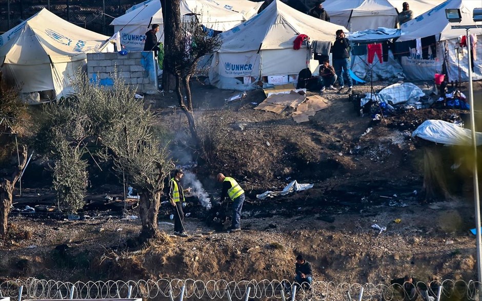 Λέσβος: Δύο νεκροί από έκρηξη στο hotspot της Μόριας. 