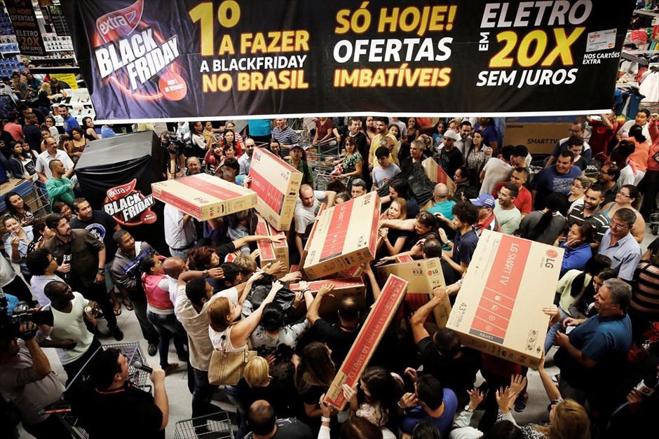 «Black Friday» στη Βραζιλία . Συνωστισμός κόσμου σε κατάστημα ηλεκτρικών και ηλεκτρονικών ειδών, στο Σάο Πάολο, κατά την «Μαύρη Παρασκευή». Η «Black Friday» θεσπίστηκε στις ΗΠΑ και έχει καθιερωθεί σε αρκετές χώρες, την τέταρτη Παρασκευή του Νοεμβρίου. Αυτήν την ημέρα τα καταστήματα πραγματοποιούν πολύ μεγάλες εκπτώσεις, έως 80%.