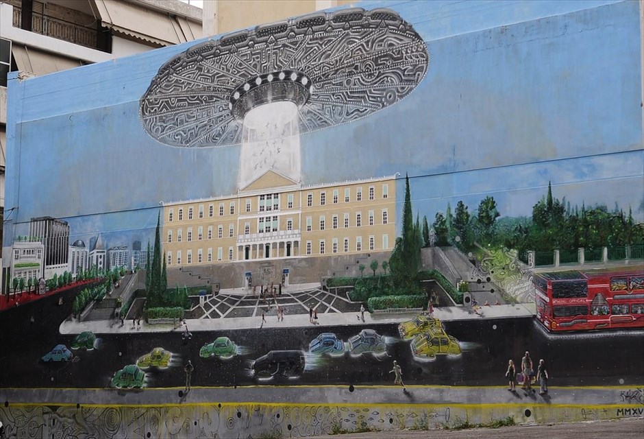 Ιπτάμενος δίσκος... πάνω από τη Βουλή. Γκράφιτι που απεικονίζει ιπτάμενο δίσκο να «απάγει» βουλευτές από το κτήριο του Κοινοβουλίου, στον Νέο Κόσμο.