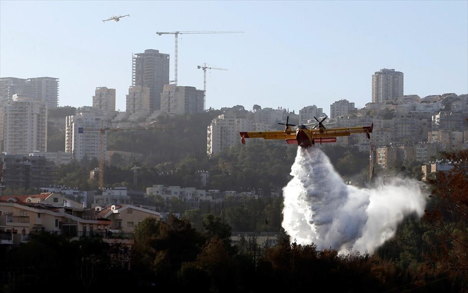 Ισραήλ - πυρκαγιές. Στιγμιότυπο από την κατάσβεση πυρκαγιάς στην πόλη της Χάιφα.