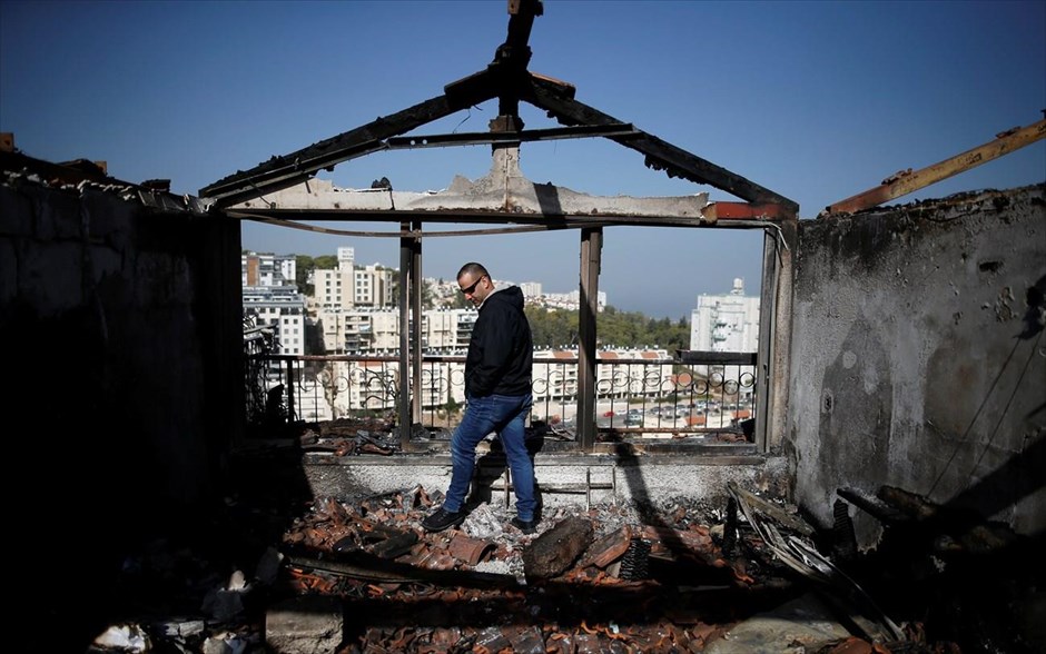 Ισραήλ - πυρκαγιές. Στιγμιότυπο από την κατάσβεση πυρκαγιάς στην πόλη της Χάιφα.