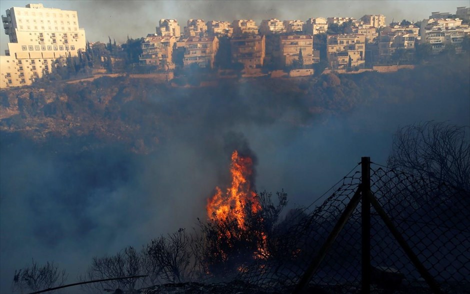 Ισραήλ - πυρκαγιές. Στιγμιότυπο από την πυρκαγιά στη Χάιφα.