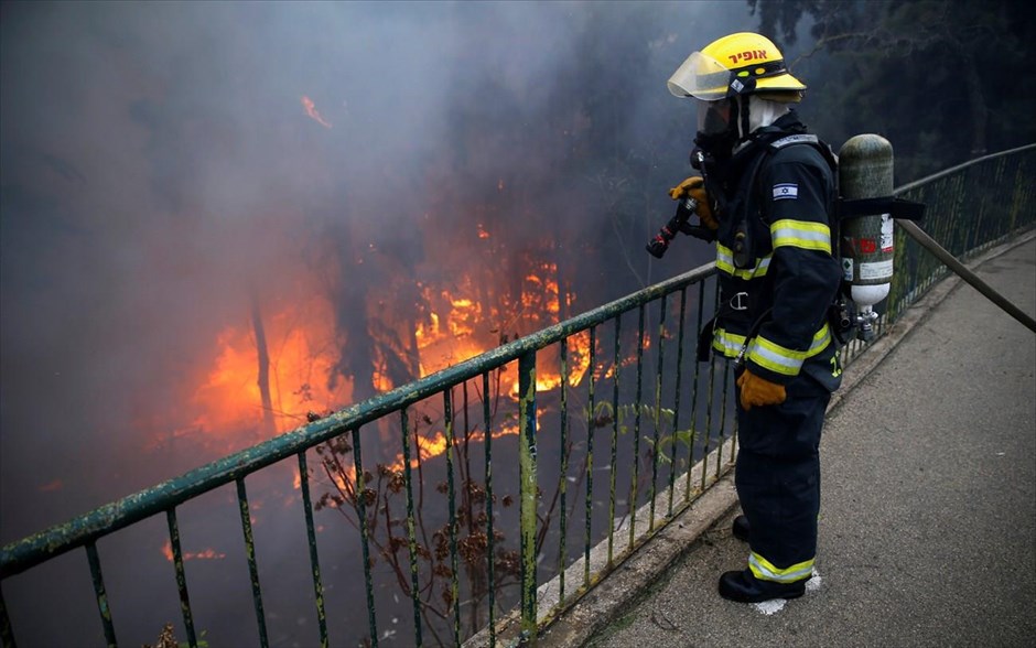 Ισραήλ - πυρκαγιές. Επιχείρηση κατάσβεσης πυρκαγιάς στη Χάιφα.